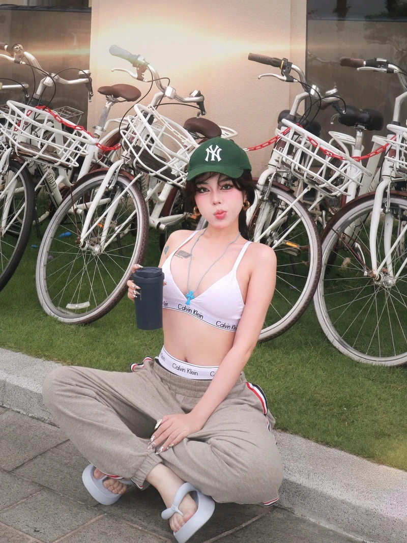 Ảnh Bảo Khuyên bikini tươi sáng đội mũ