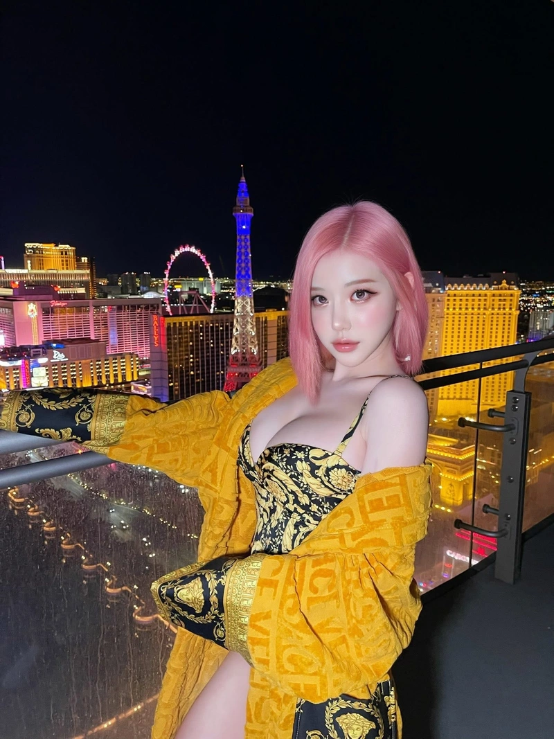 Ảnh DJ Soda bikini phối với áo khoác
