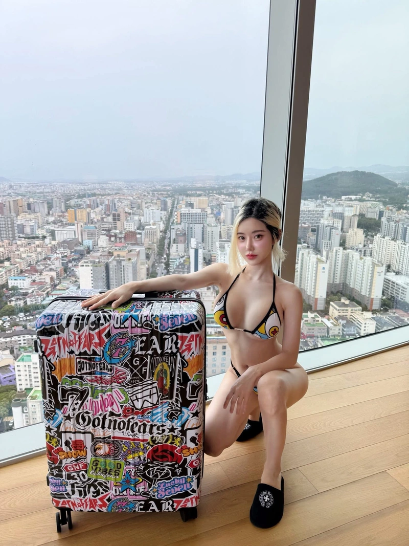 Ảnh DJ Soda bikini trong căn hộ