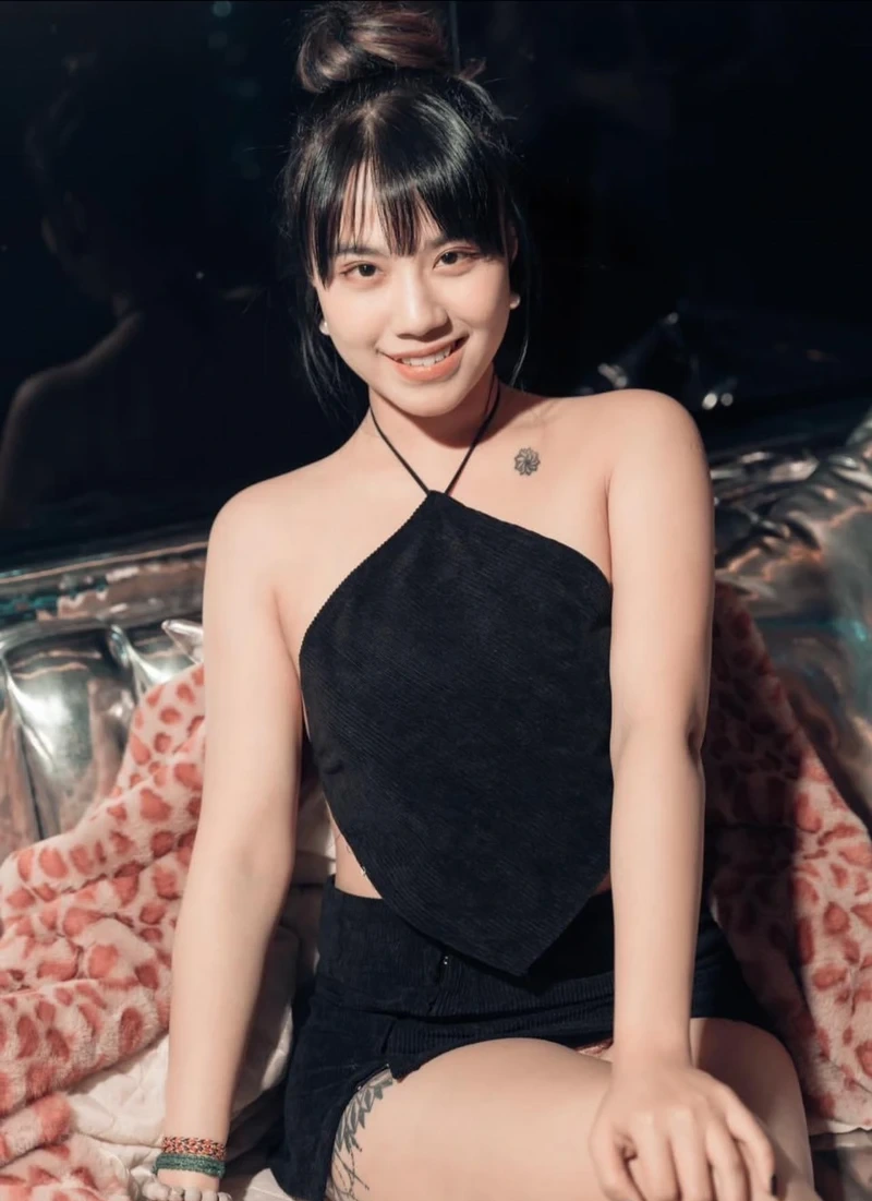 Ảnh Linh Miu bikini cùng thần thái trưởng thành nổi bật