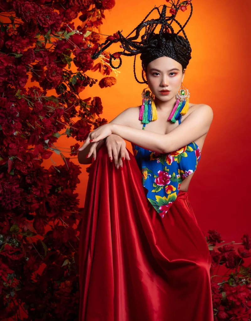 Ảnh Linh Miu bikini trong concept hồ bơi sang trọng cuốn hút