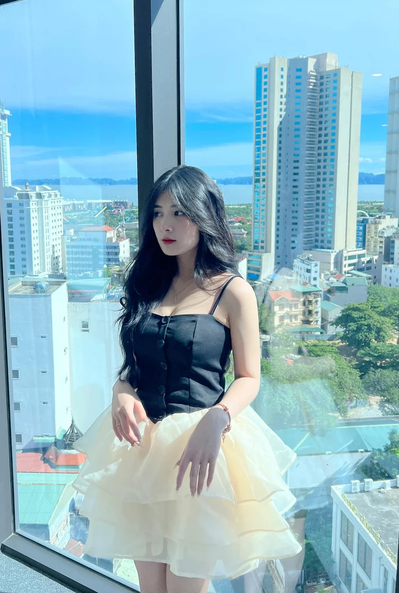 Ảnh Quỳnh Alee bikini sexy tư thế gợi tình trên ghế dài