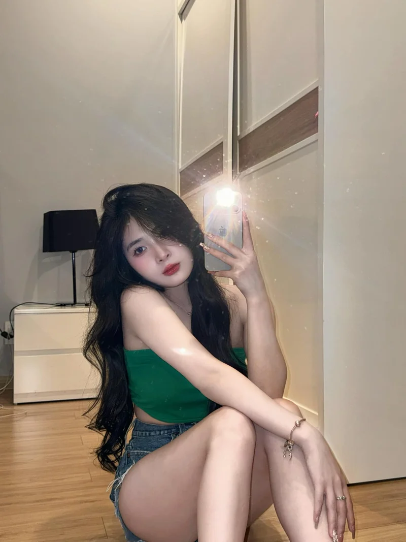 Ảnh Quỳnh Alee bikini xanh dương tôn da rám nắng