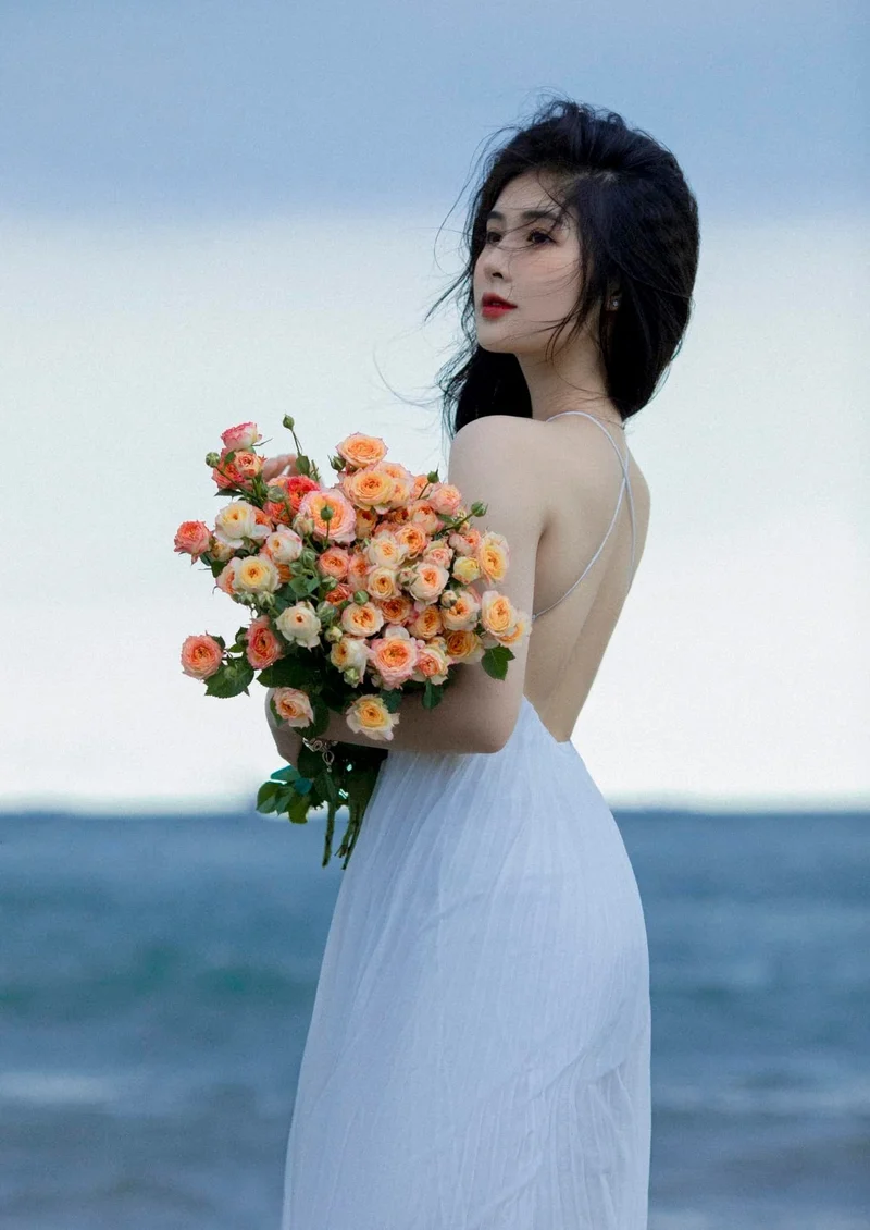 Ảnh Quỳnh Alee dáng người chuẩn trong bộ đồ bơi hai mảnh