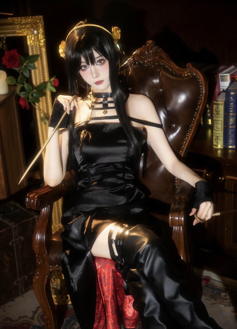 Ảnh Yor Forger cosplay với tạo hình hành động linh hoạt