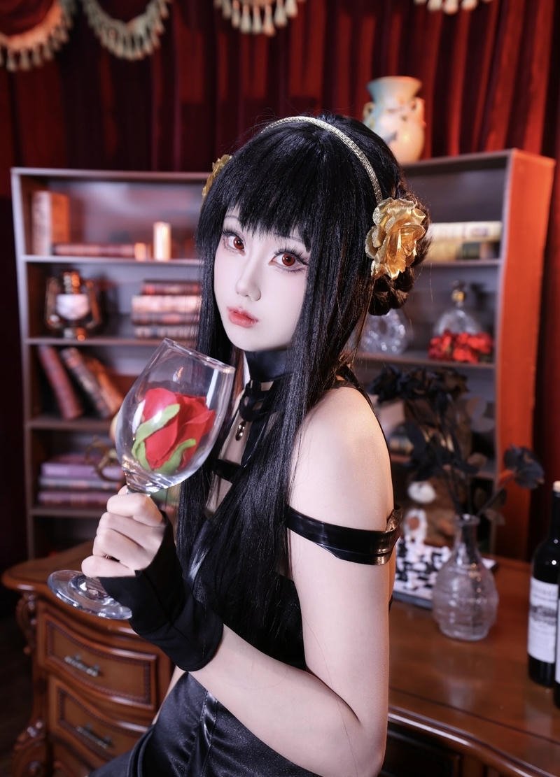 Ảnh Yor Forger cosplay với tạo hình sát thủ cổ điển