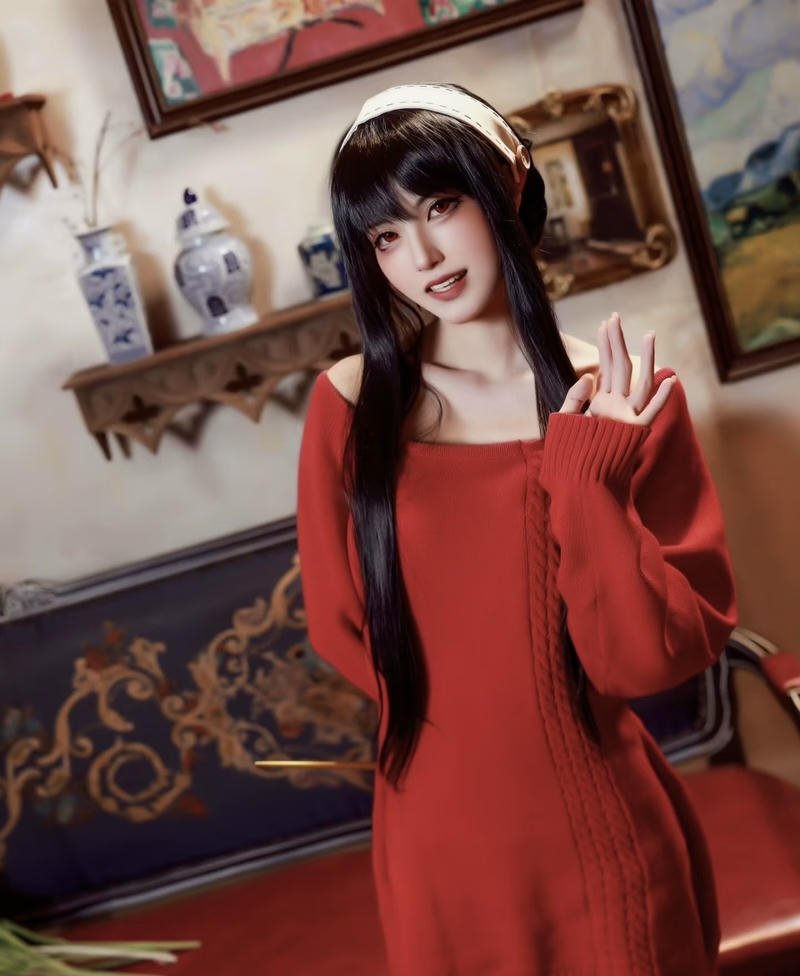 Ảnh Yor Forger cosplay với tóc dài buông tự nhiên