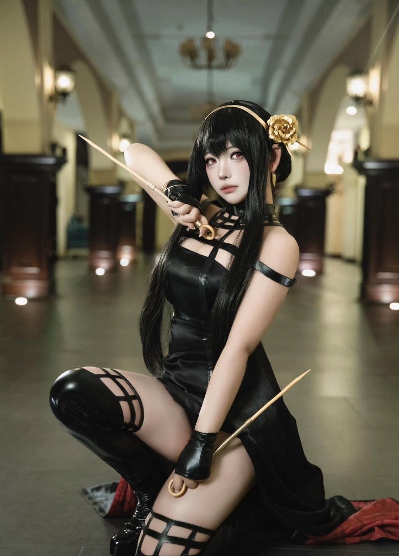 Ảnh Yor Forger cosplay với váy đen phối phụ kiện vàng