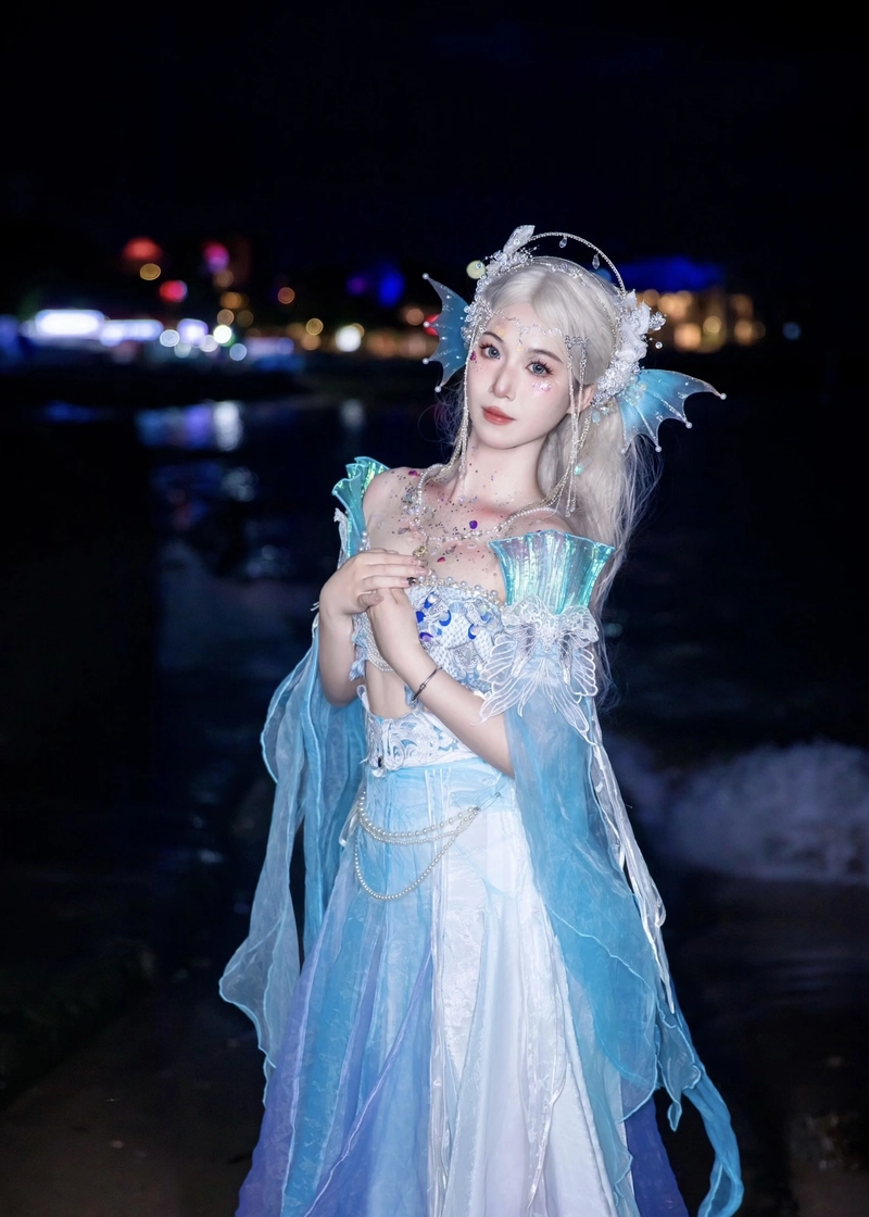 Ảnh ánh mắt sáng nàng tiên cá cosplay tạo điểm nhấn nổi bật