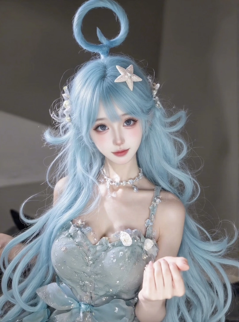 Ảnh biểu cảm nhẹ cổ trang cosplay làm nổi bật gương mặt