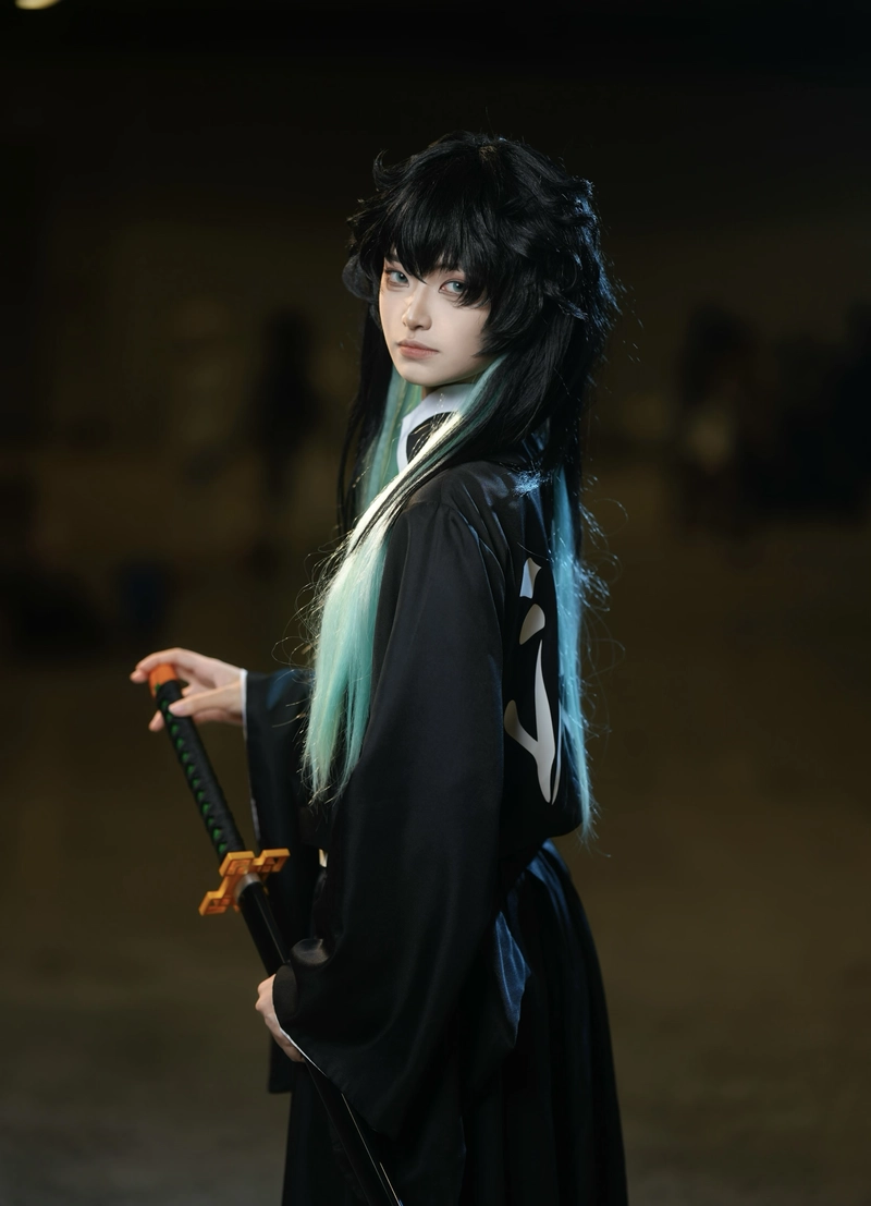 Ảnh biểu cảm tập trung hà trụ cosplay làm rõ gương mặt