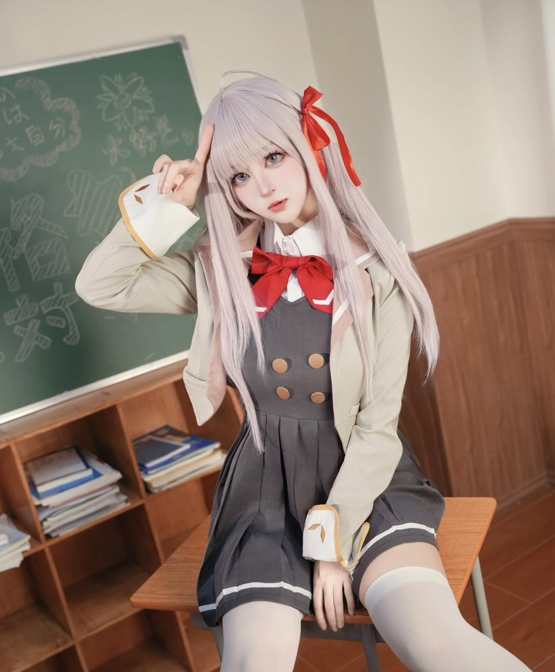 Ảnh biểu cảm tươi cosplay nữ sinh làm nổi bật gương mặt