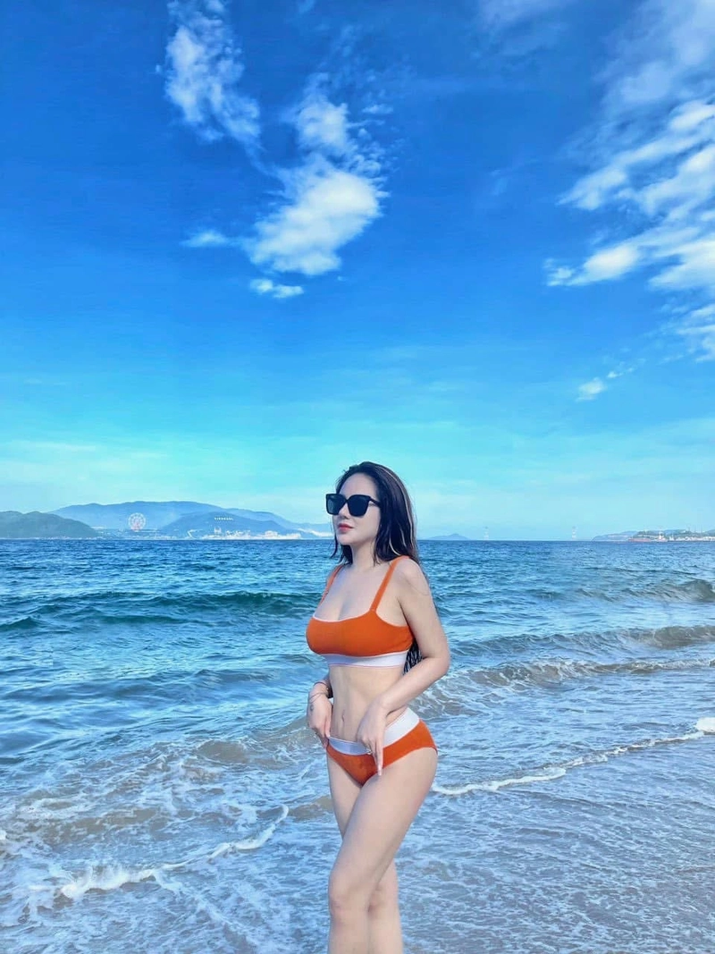 Ảnh chu hồng liên bikini đi biển