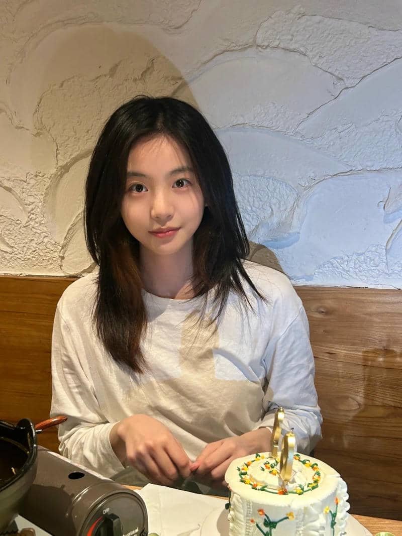 Ảnh cô gái 2k2 phong thái nhẹ