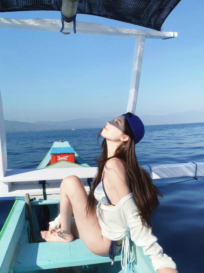 Ảnh cô gái bikini chụp góc nghiêng