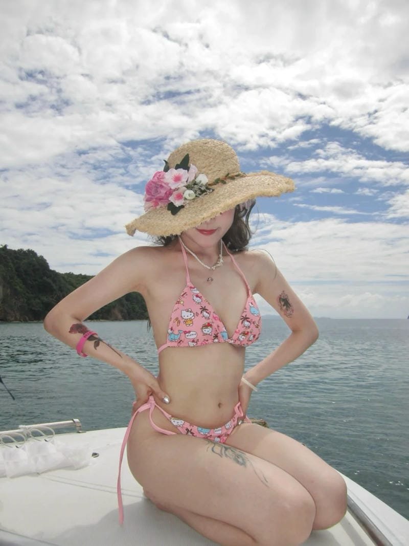 Ảnh cô gái bikini chụp ngoài trời