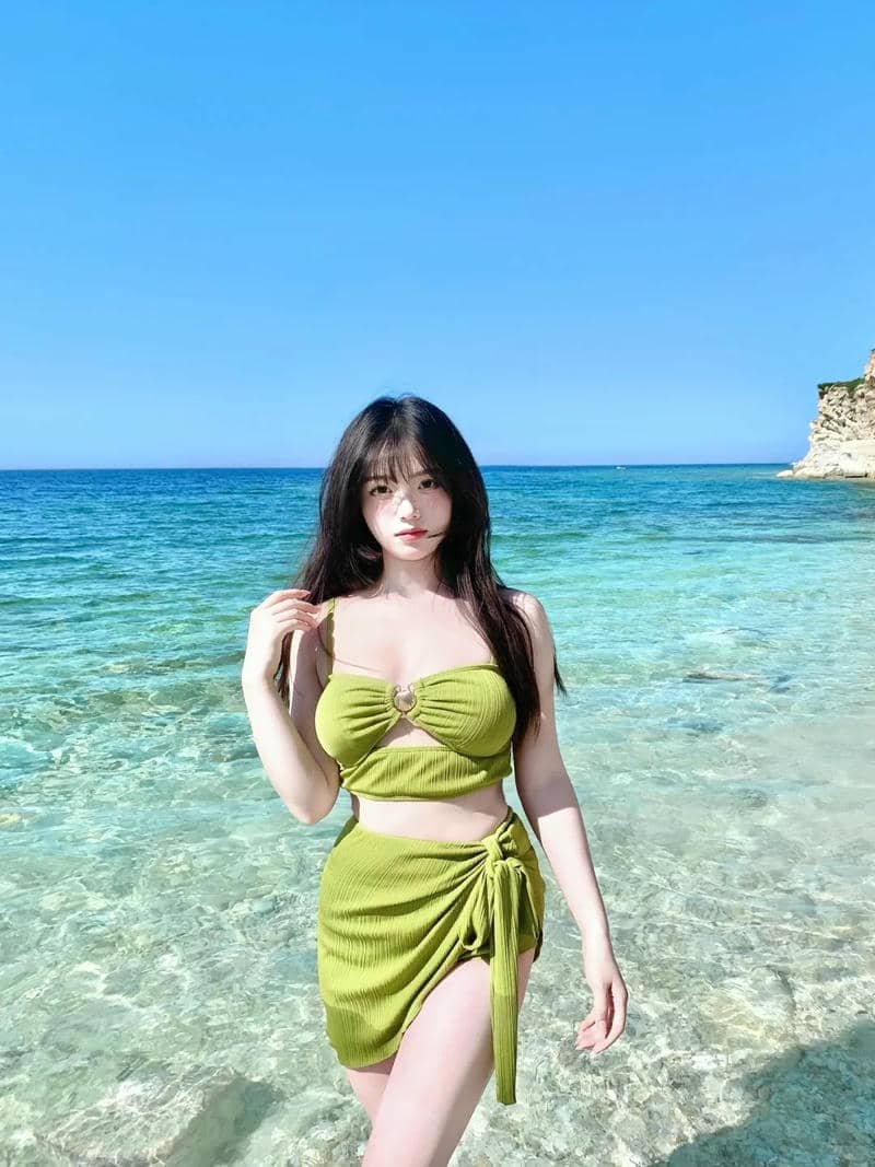 Ảnh cô gái bikini dáng đứng biển