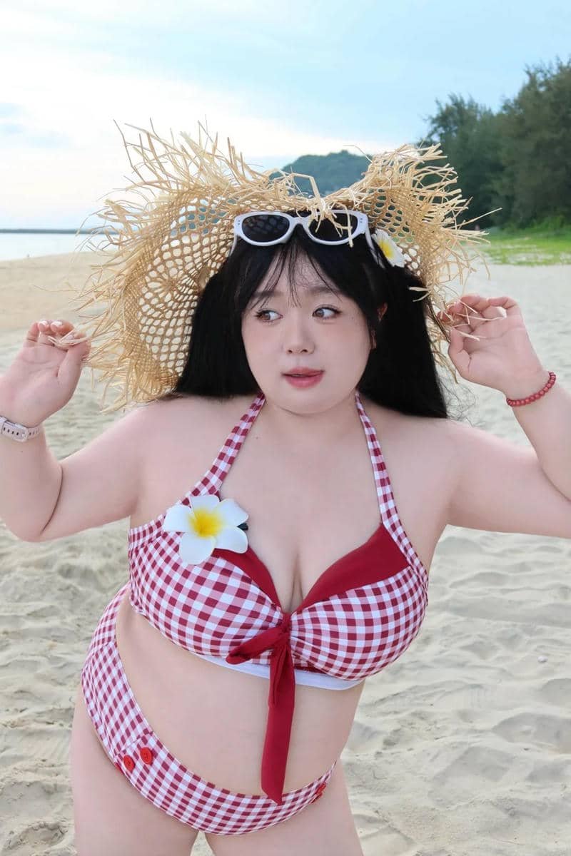 Ảnh cô gái đi biển mặc bikini