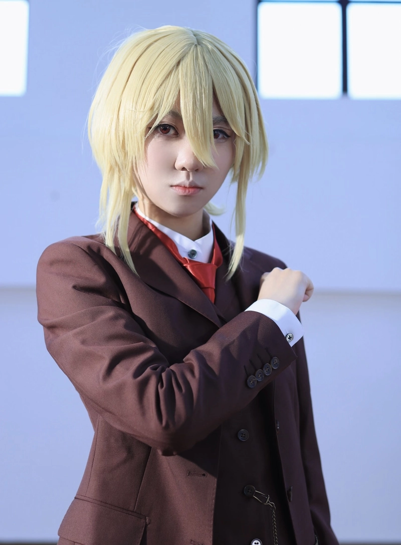 Ảnh cosplay nữ sinh với đồng phục học sinh đơn giản