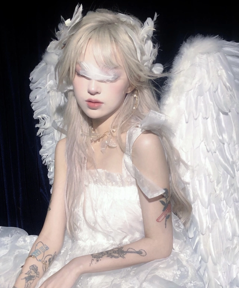 Ảnh cosplay thiên thần biểu cảm hiền hòa nhẹ