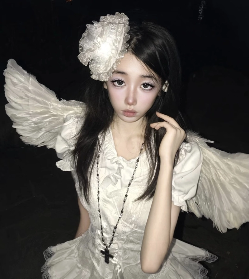 Ảnh cosplay thiên thần phong cách trong trẻo nhẹ