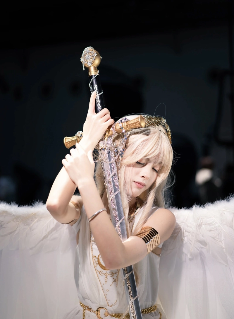 Ảnh cosplay thiên thần tạo cảm giác bay bổng nhẹ
