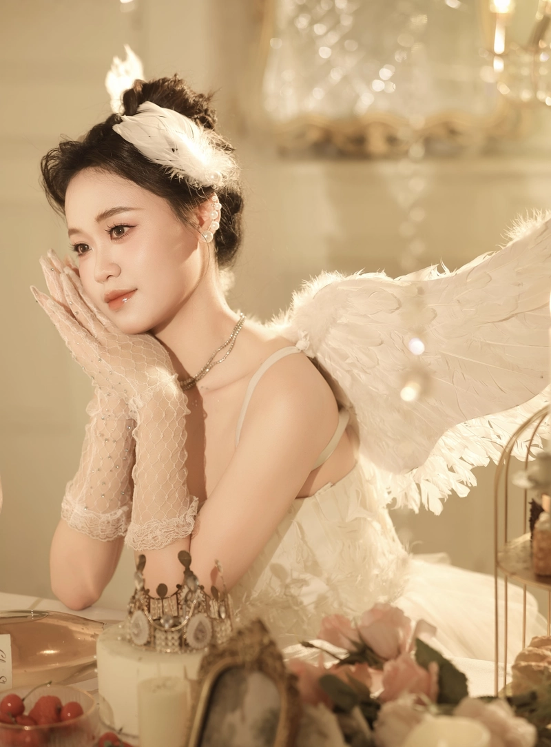 Ảnh cosplay thiên thần tạo dáng nhẹ nhàng thanh