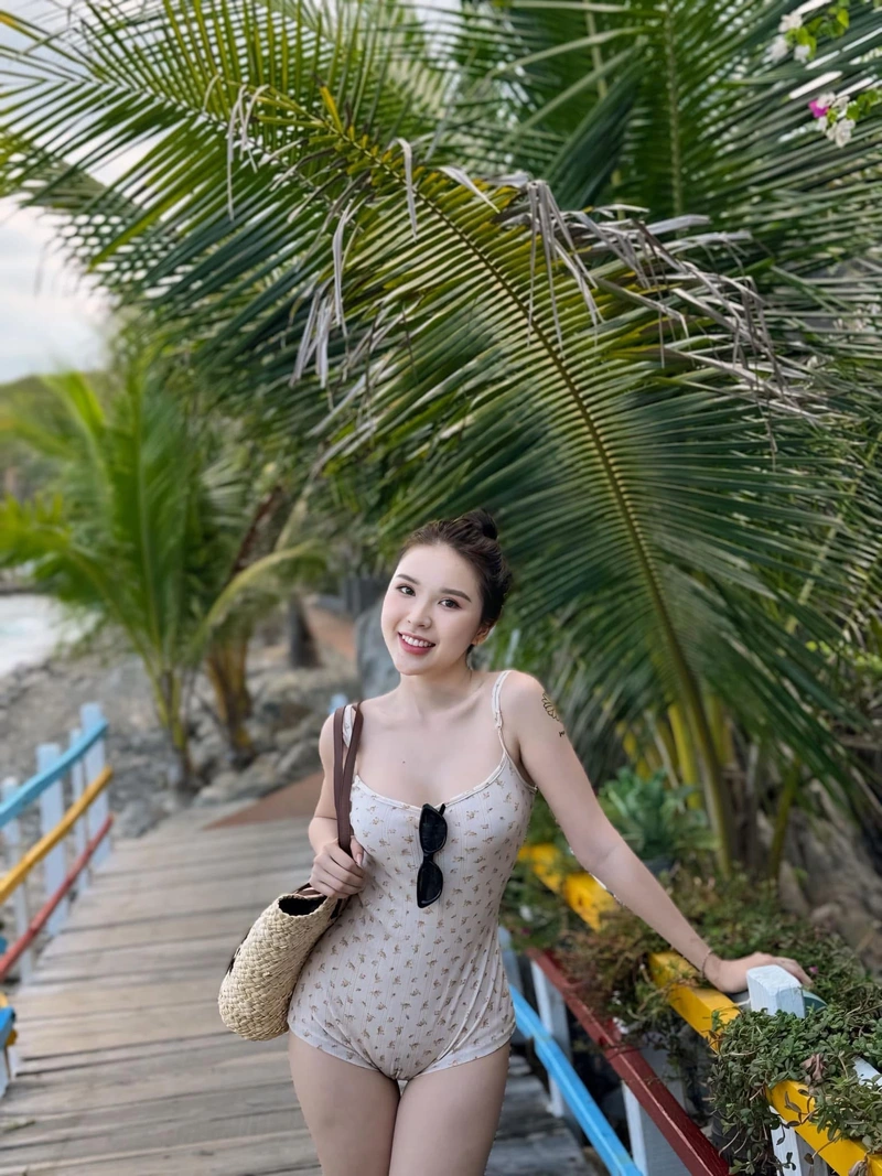 Ảnh đan phượng bikini kín đáo mà đẹp
