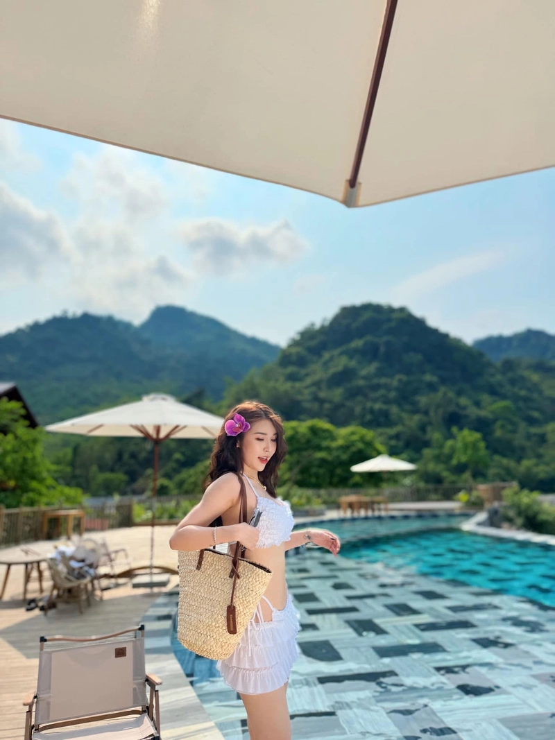 Ảnh đan phượng bikini trắng đeo túi