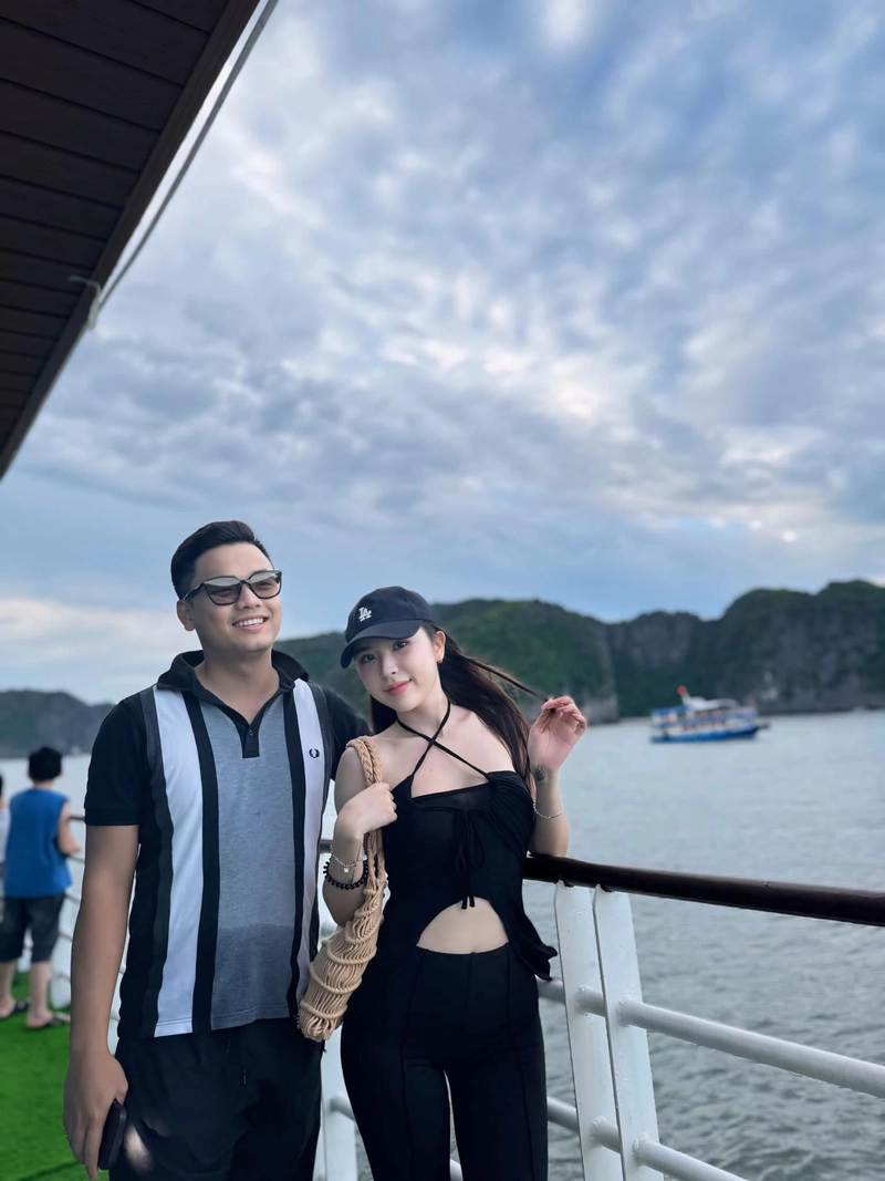 Ảnh đan phượng mặc bikini đứng cạnh bồ