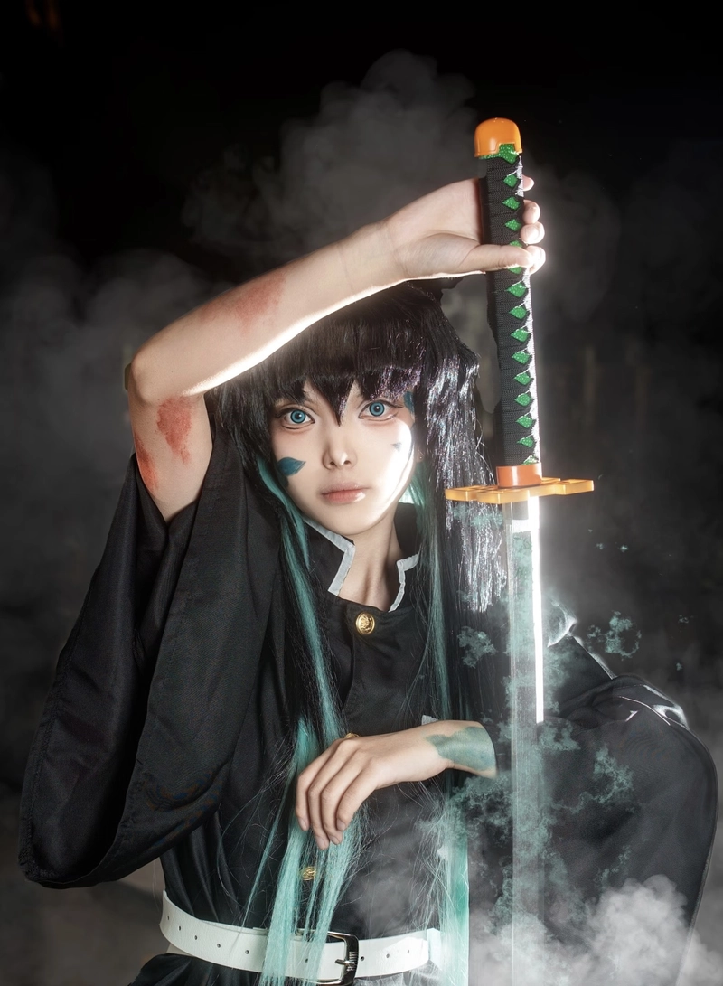 Ảnh dáng đứng mạnh hà trụ cosplay thể hiện sức mạnh