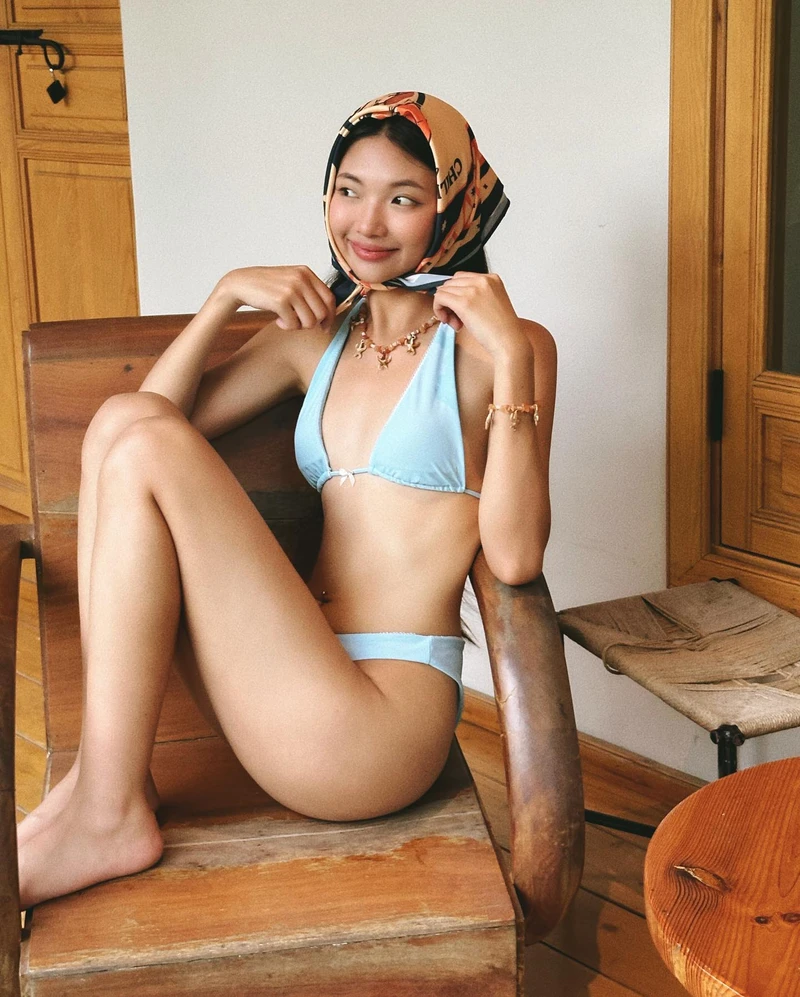 Ảnh gái mặc bikini trong nhà phù hợp làm hình nền đẹp