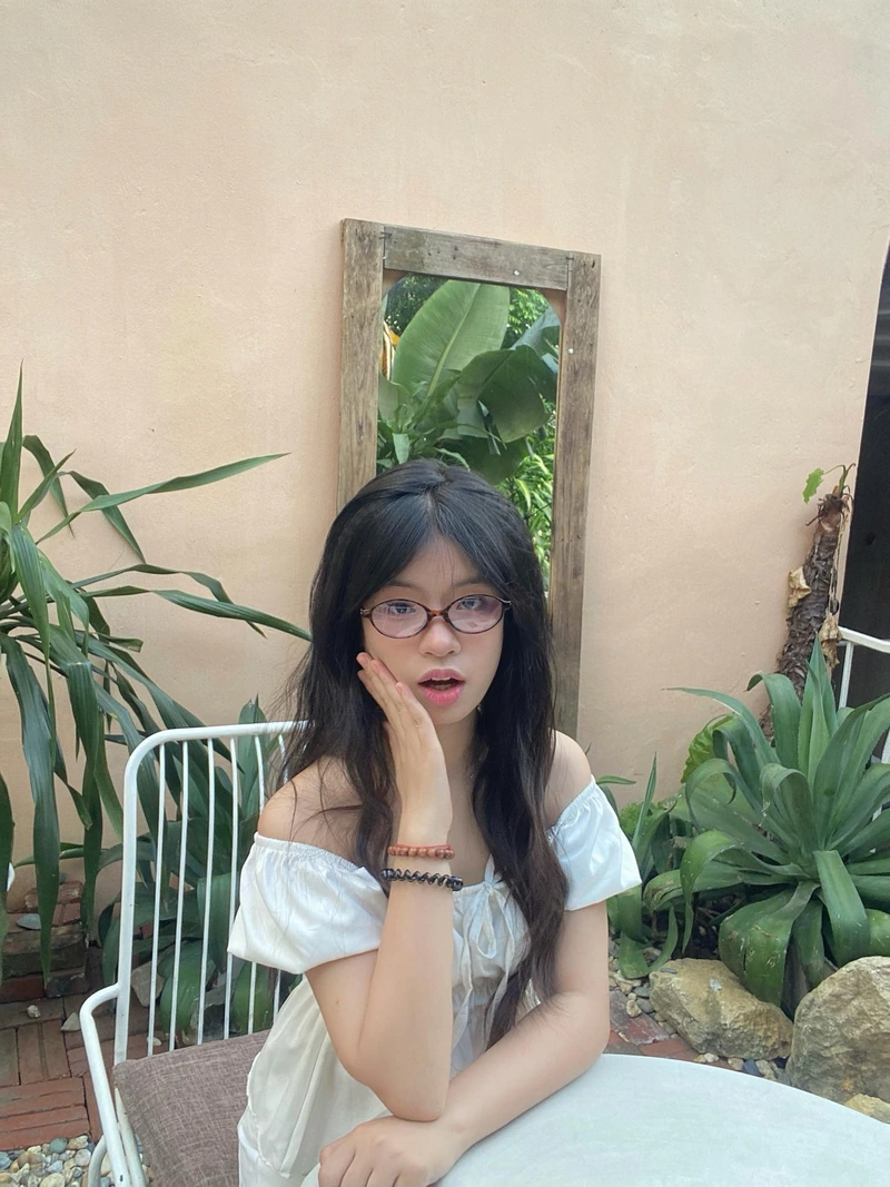 Ảnh gái xinh 2k5 khoe dáng người hoàn mỹ bên sóng