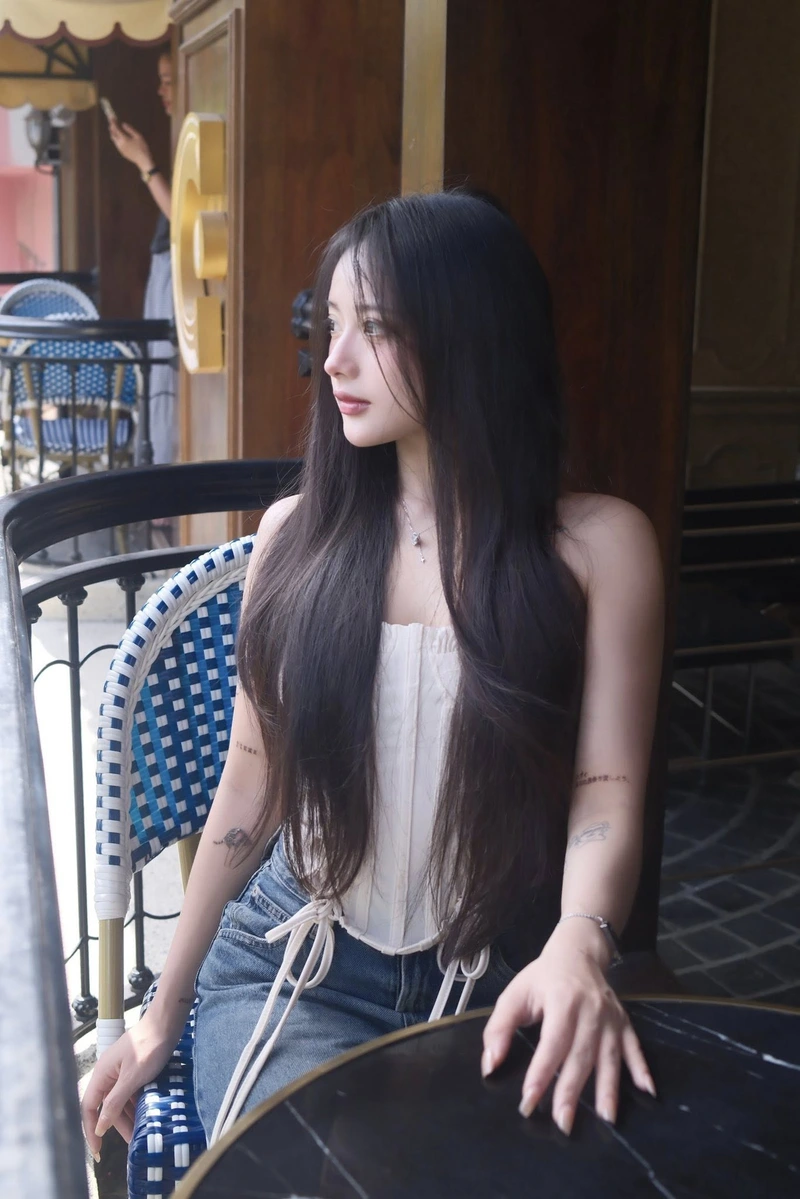 Ảnh gái xinh 2k5 tạo dáng sexy bên hồ bơi sang trọng