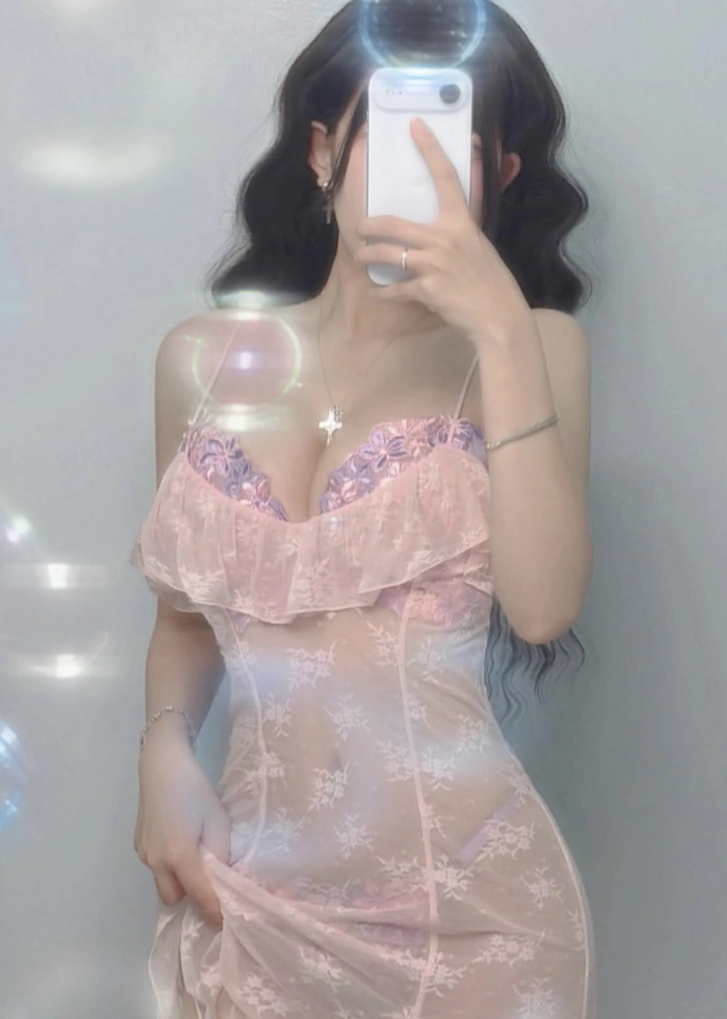 Ảnh gái xinh arisa nguyễn bikini váy hồng ren