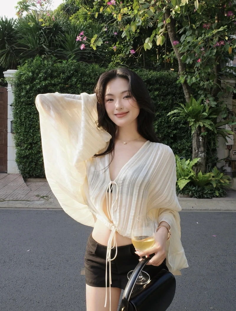 Ảnh gái xinh cười ánh nắng làm nổi bật gương mặt