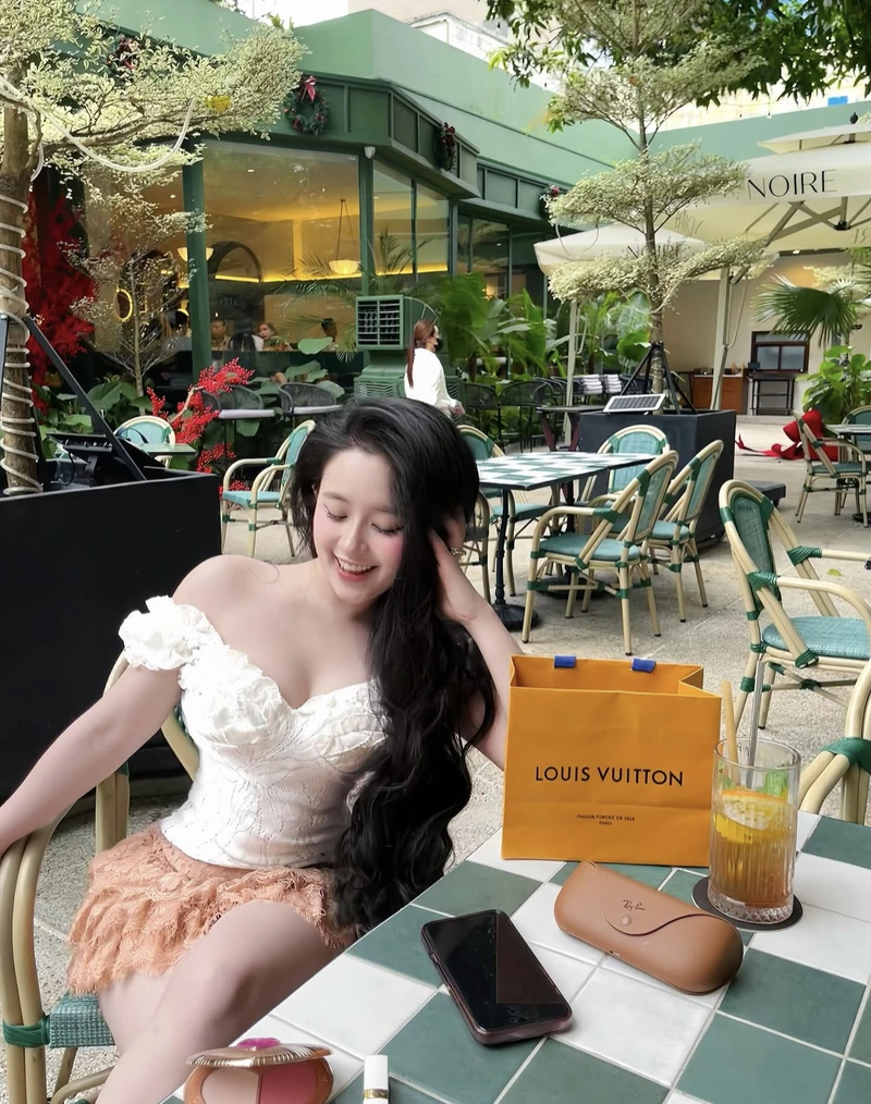 Ảnh gái xinh cười nhẹ nhàng tạo cảm giác dễ chịu