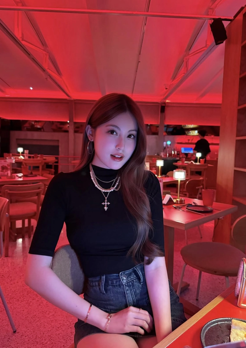 Ảnh gái xinh cười phong cách phố trong quán bar