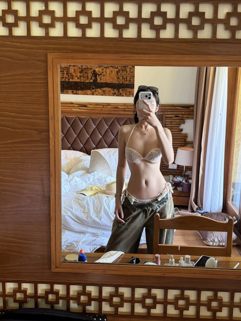 Ảnh gái xinh mặc bikini đi biển che mặt dáng đẹp