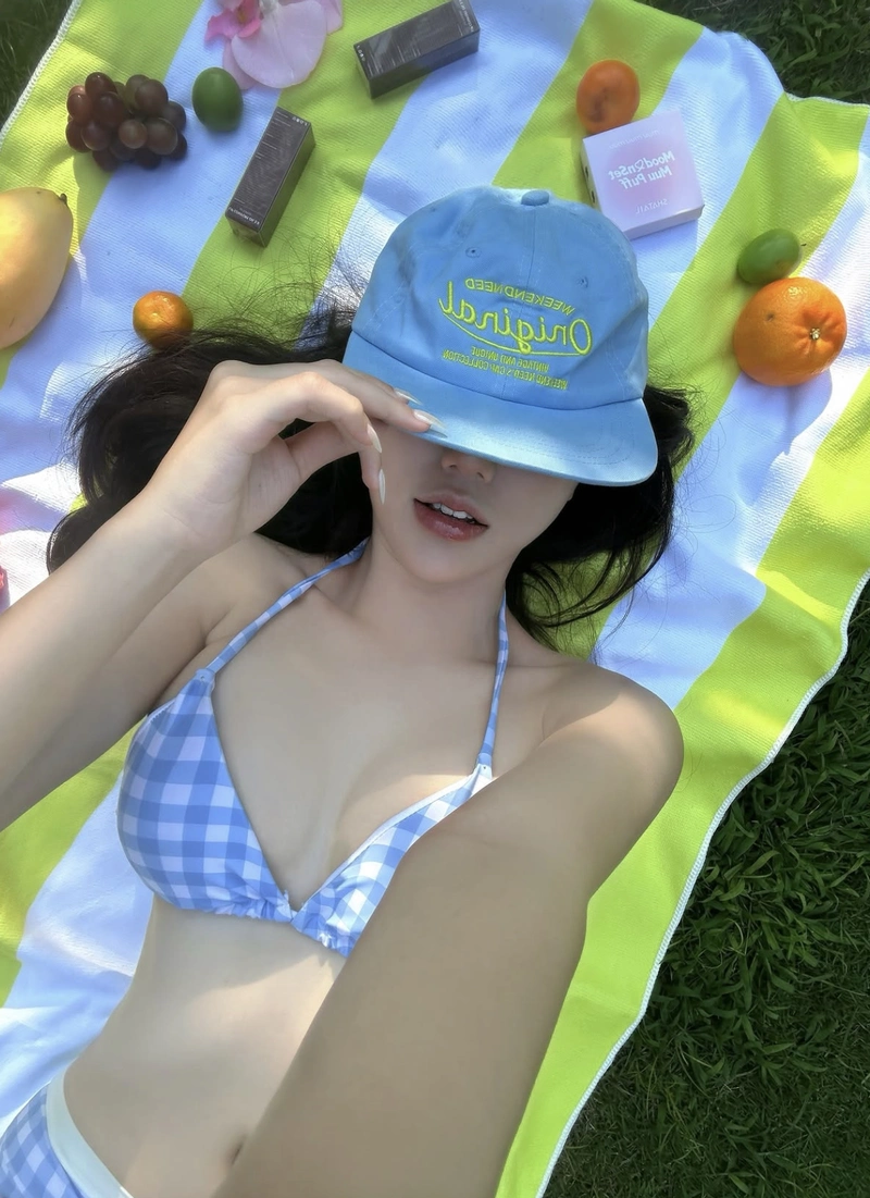 Ảnh gái xinh mặc bikini đi biển che mặt xanh mát