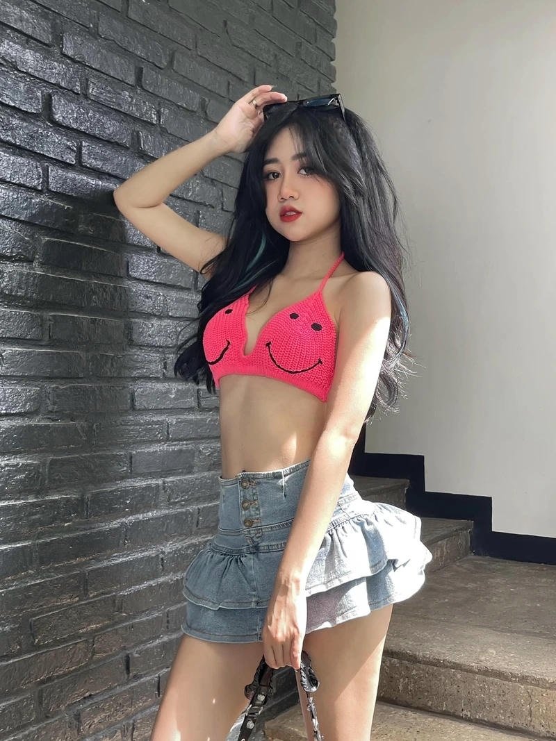 Ảnh lê kim loan bikini tạo dáng bên bãi biển nắng đẹp