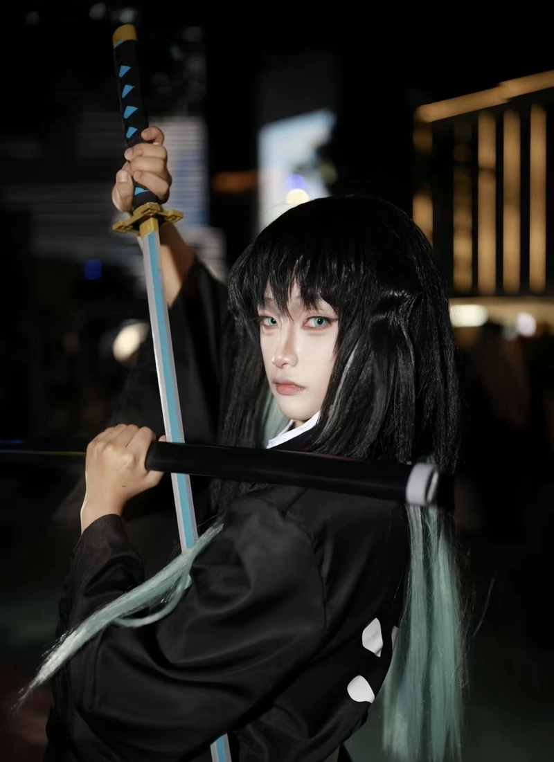 Ảnh mái tóc gọn hà trụ cosplay nổi bật trong ánh sáng