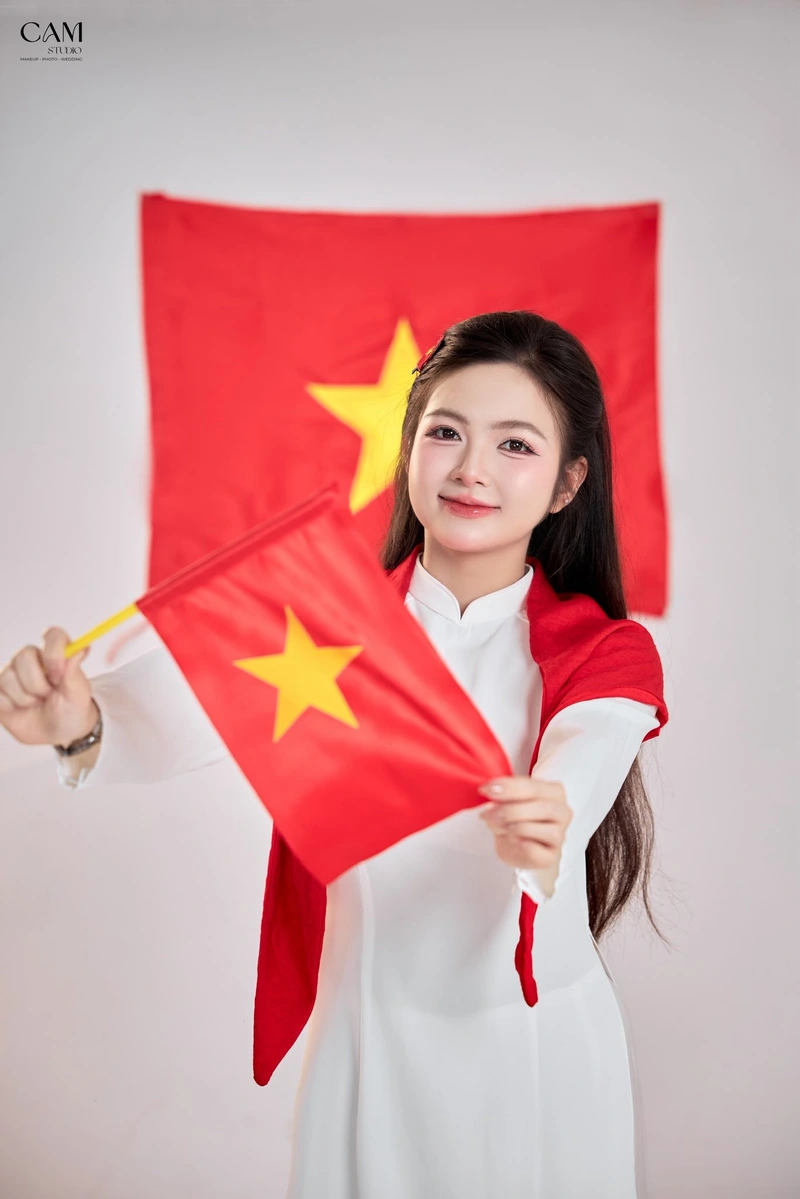 Ánh mắt hút hồn từ cô gái xinh 2k5 quyến rũ