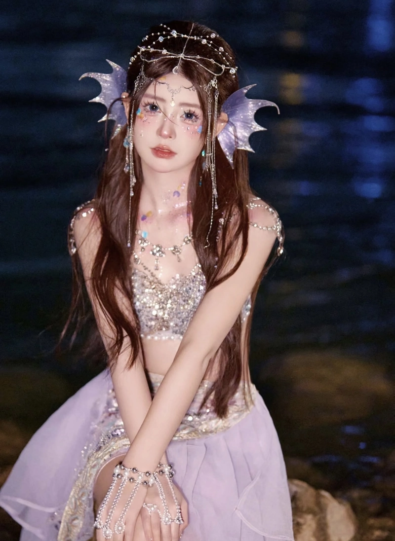 Ảnh nàng tiên cá cosplay với mái tóc dài bay nhẹ