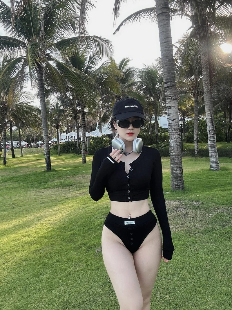 Ảnh sex Thiên Địa trắng mịn quyến rũ