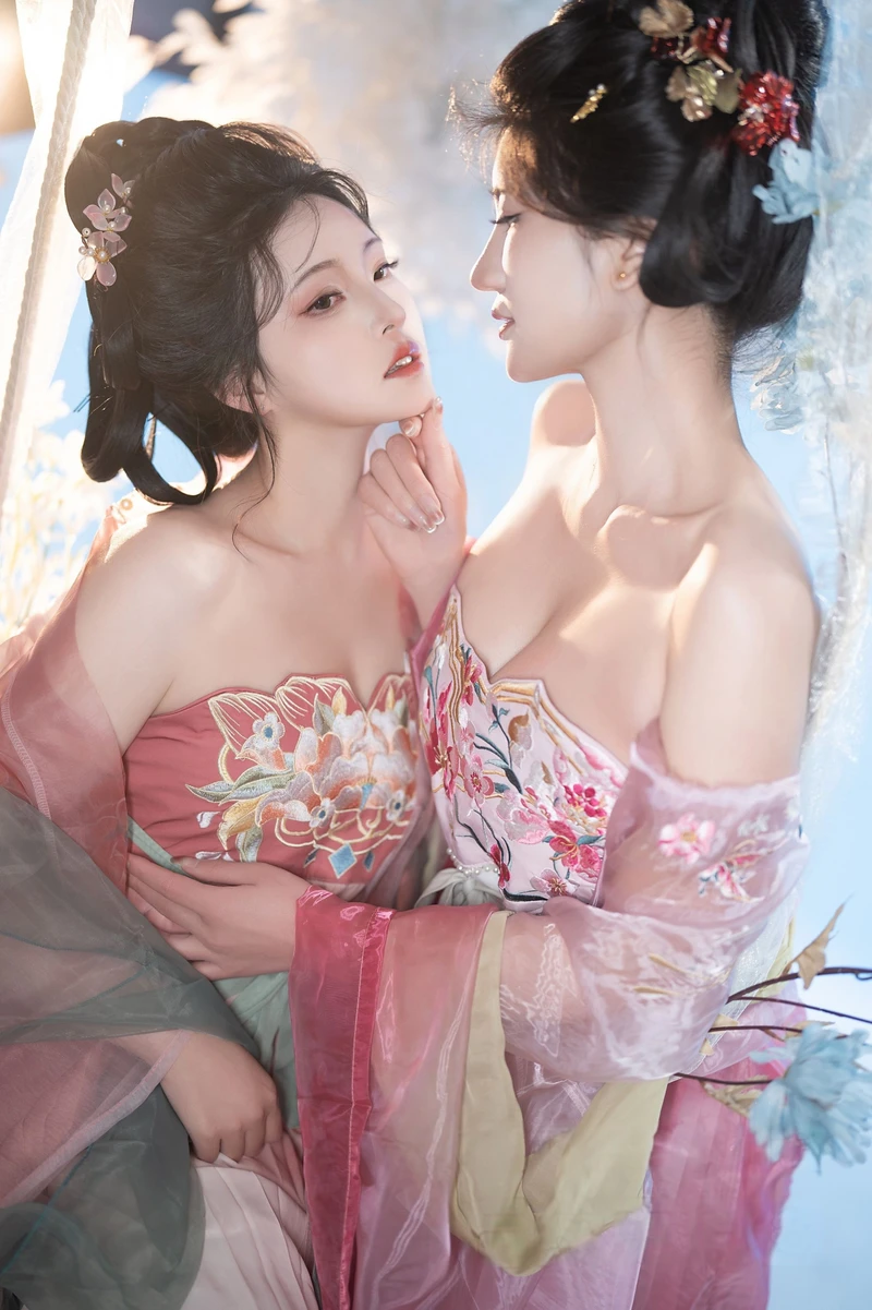 Ảnh sex cổ trang đầy đặn mê hoặc