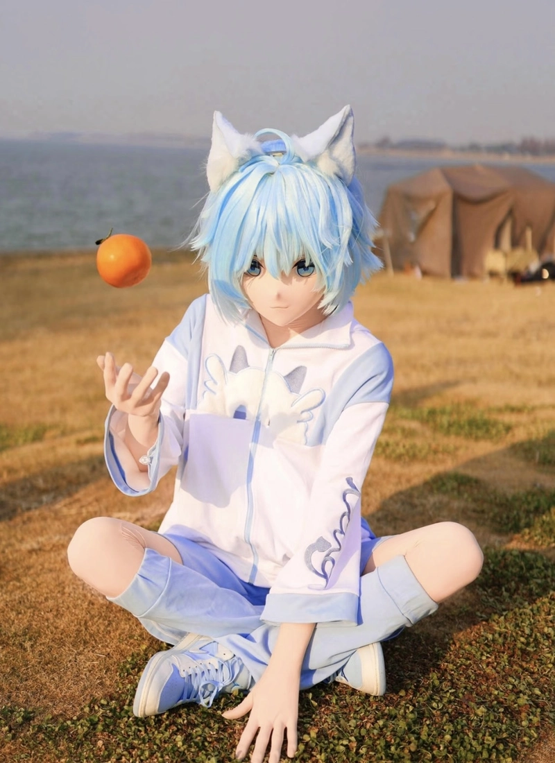 Ảnh tay tạo dáng mèo cosplay với cử chỉ đáng yêu
