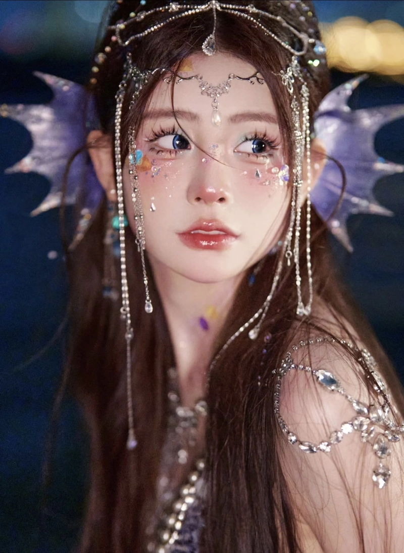 Ảnh tay tạo dáng nàng tiên cá cosplay với cử chỉ uyển chuyển