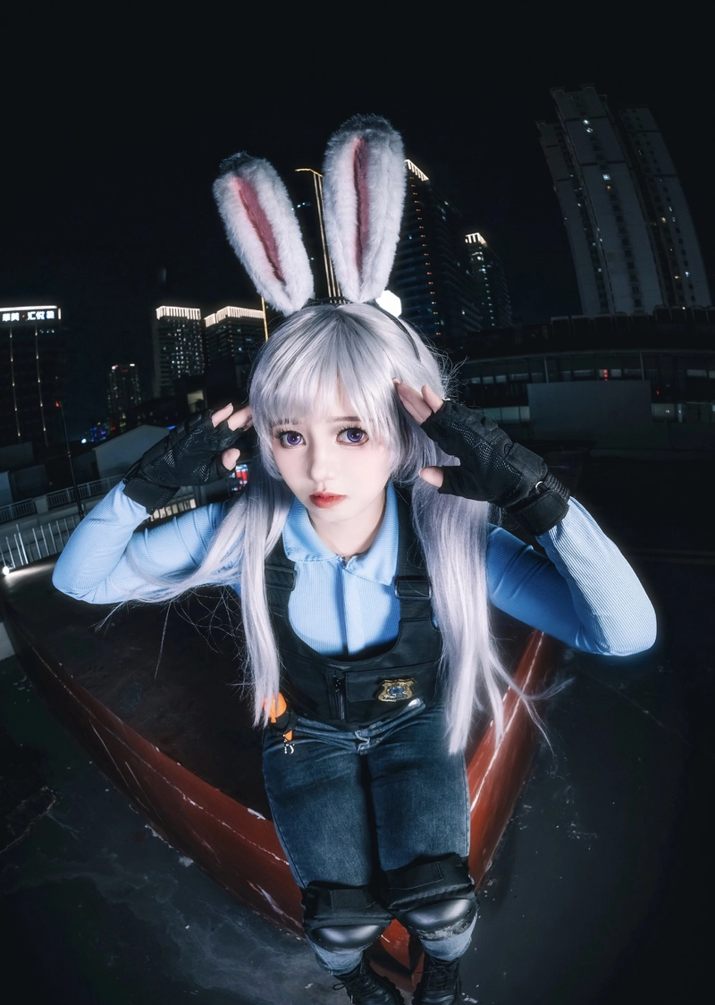 Ảnh tay tạo dáng thỏ cosplay với cử chỉ đáng yêu