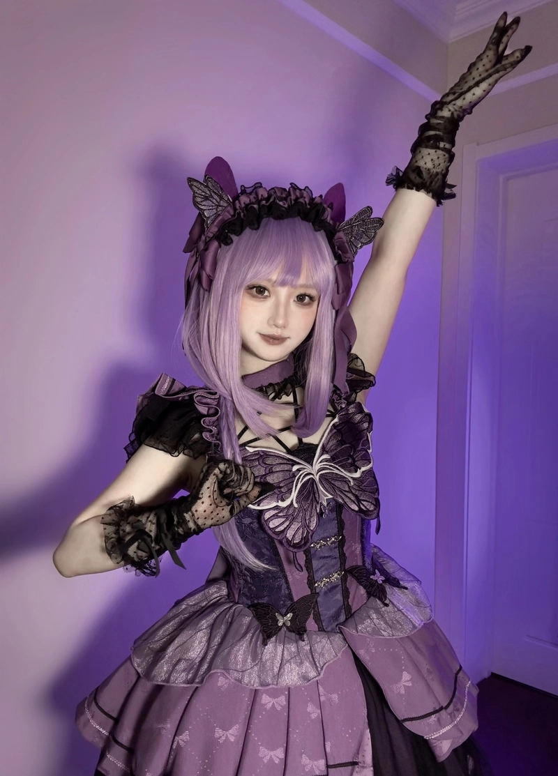 Ảnh tư thế đứng nghiêng cổ trang cosplay rõ đường nét